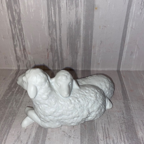 Vintage Avon Nativity Collectibles The Sheep Porcelain Figurine - Picture 1 of 7
